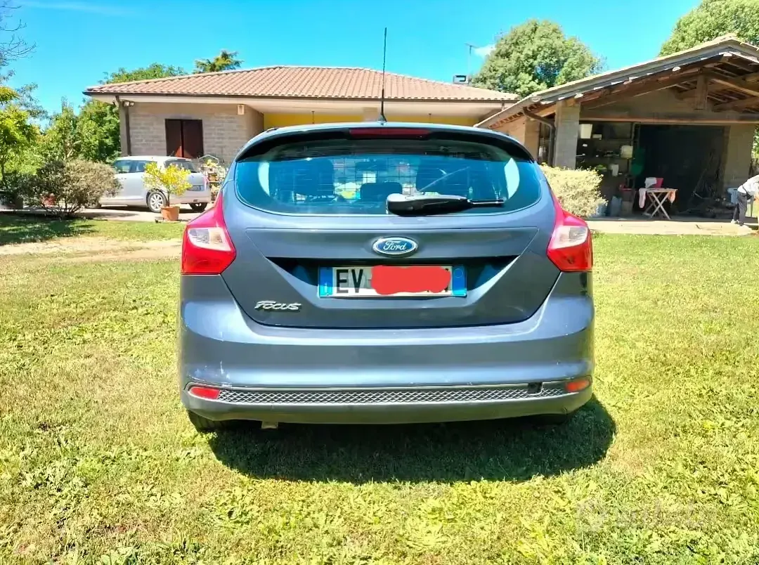 Usata Ford Focus Individual 116 CV (85 kW) 2014 Blu Berlina