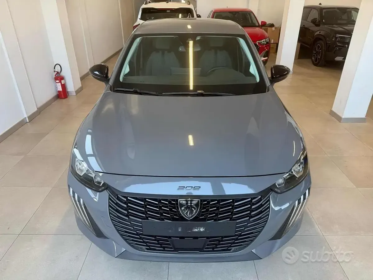 Usata Peugeot 208 Allure 101 CV (74 kW) 2025 Grigio Utilitaria