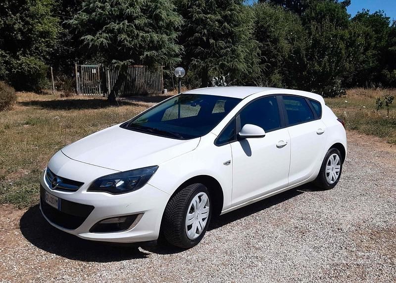 Bianco Usata 2013 Opel Astra Cosmo Tre volumi | 3500 € (Super prezzo) - Immagine 1/4