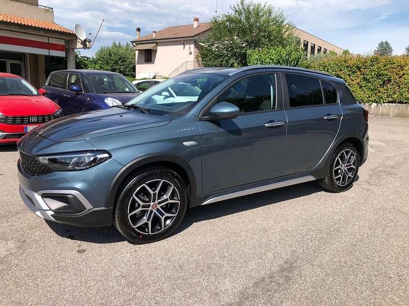 Usata Fiat Tipo Cross 120 CV (88 kW) 2023 6fw blu oceano Berlina