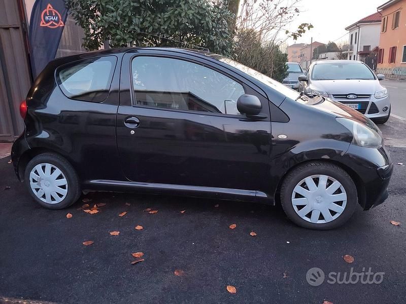 Usata Toyota Aygo 68 CV (50 kW) 2008 Nero Utilitaria
