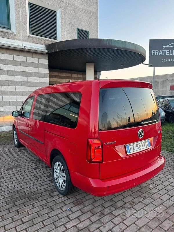 Usata VW Caddy Maxi Highline 110 CV (80 kW) 2020 Rosso Monovolume