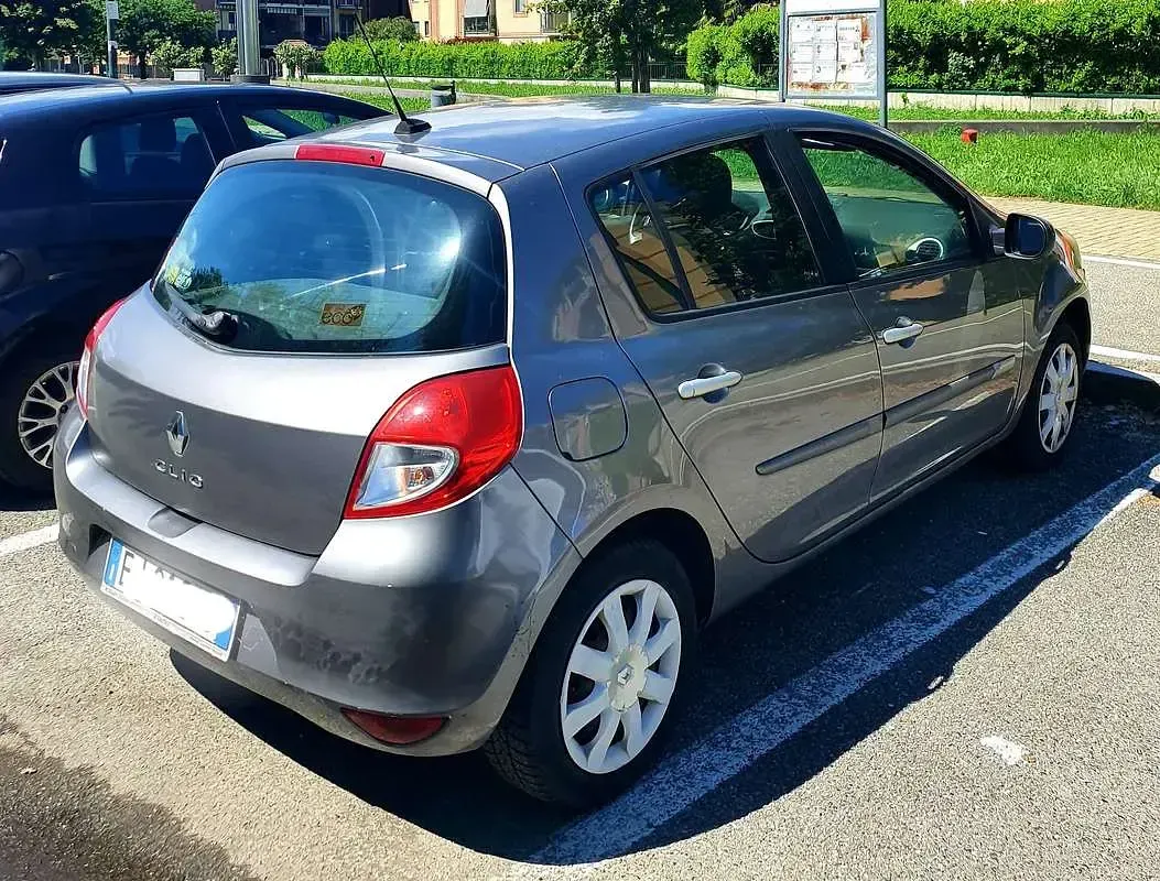 Usata Renault Clio III Dynamique 75 CV (55 kW) 2011 Argento Berlina