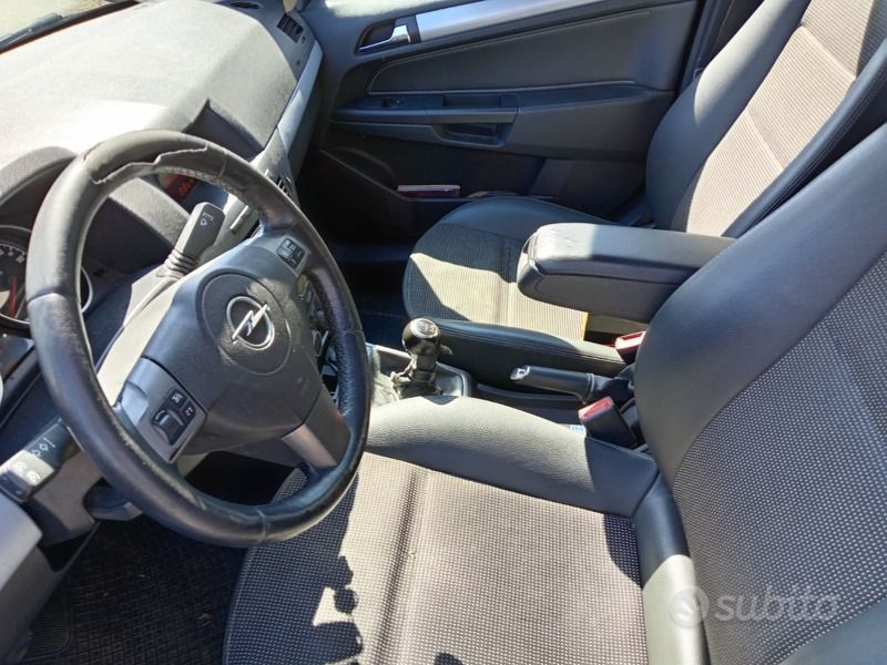 Usata Opel Astra Cosmo 120 CV (88 kW) 2006 Nero Station wagon