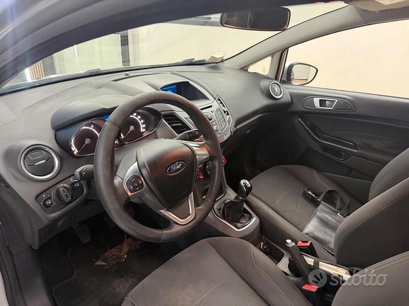 Usata Ford Fiesta Business Edition 75 CV (55 kW) 2015 Grigio Berlina