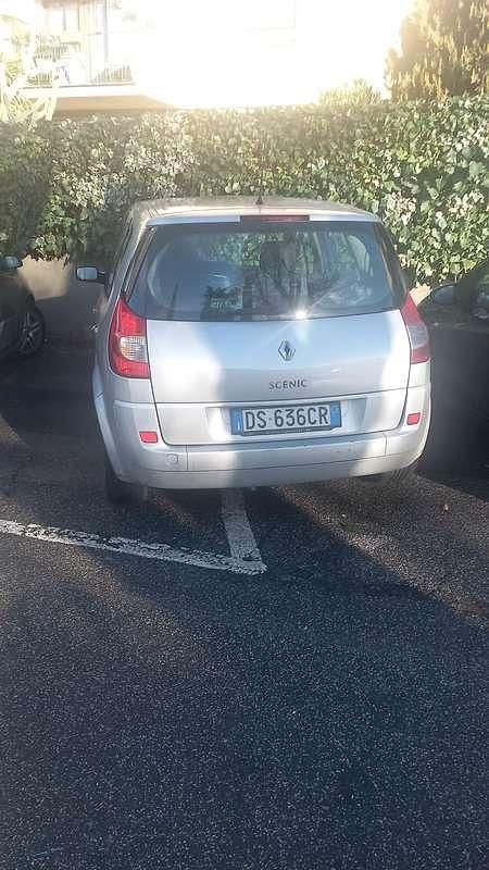 Usata Renault Scénic II Dynamique 106 CV (77 kW) 2008 Argento Monovolume