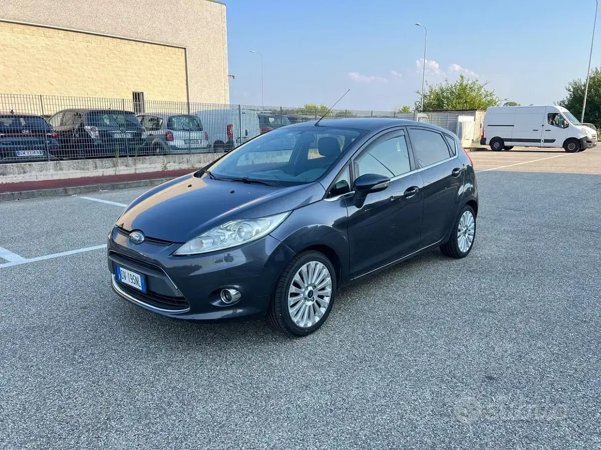 Usata Ford Fiesta Titanium 82 CV (60 kW) 2009 Grigio Berlina