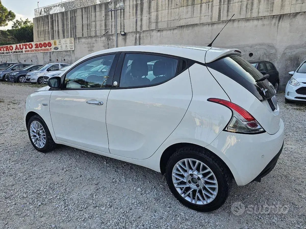 Usata Lancia Ypsilon Gold 50 CV (36 kW) 2015 Bianco Utilitaria