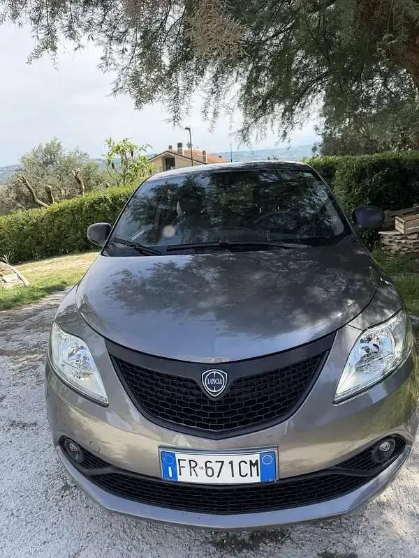 Usata Lancia Ypsilon 69 CV (50 kW) 2018 Grigio Utilitaria