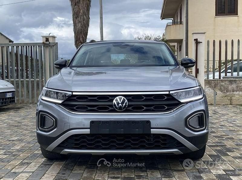 Usata VW T-Roc Life 116 CV (85 kW) 2023 Nero SUV