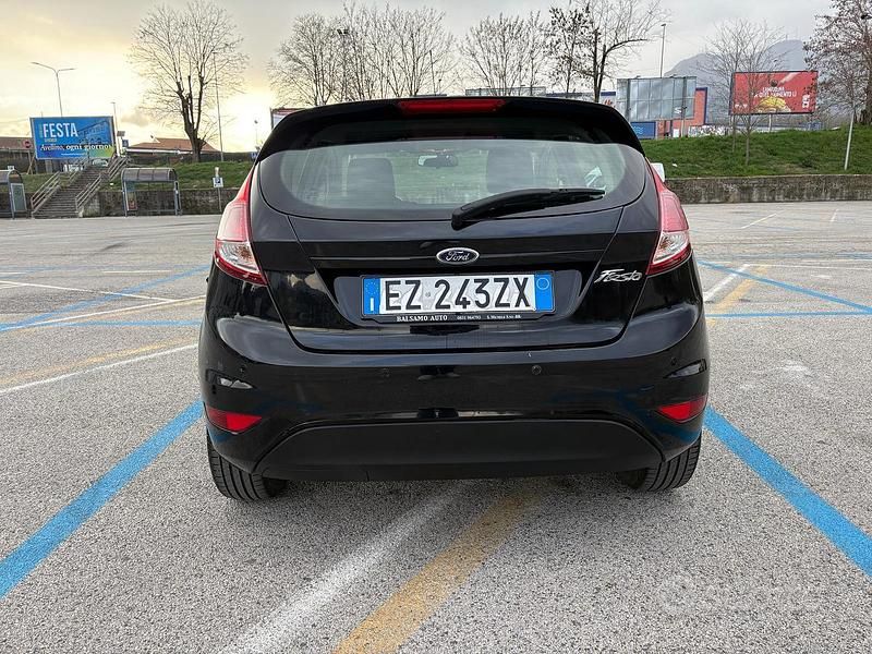 Usata Ford Fiesta 75 CV (55 kW) 2015 Nero Berlina