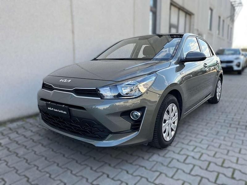 Grigio Usata 2023 Kia Rio Urban Tre volumi | 14.900 € (Buon prezzo) - Immagine 1/4
