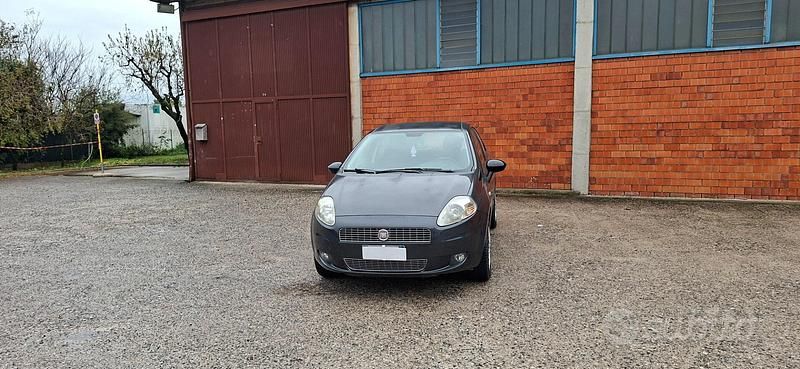 Grigio Usata 2010 Fiat Grande Punto Due volumi | 2650 € (Ottimo prezzo) - Immagine 1/4