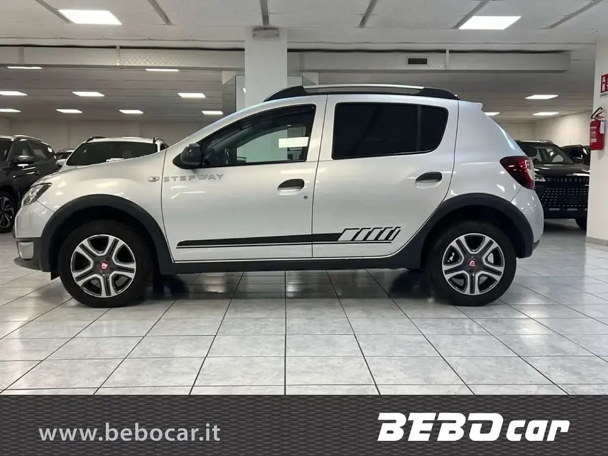 Usata Dacia Sandero Lauréate 90 CV (66 kW) 2014 Argento Berlina