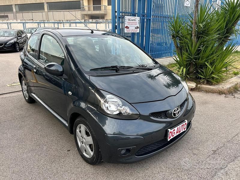 Usata Toyota Aygo 68 CV (50 kW) 2005 Grigio Utilitaria