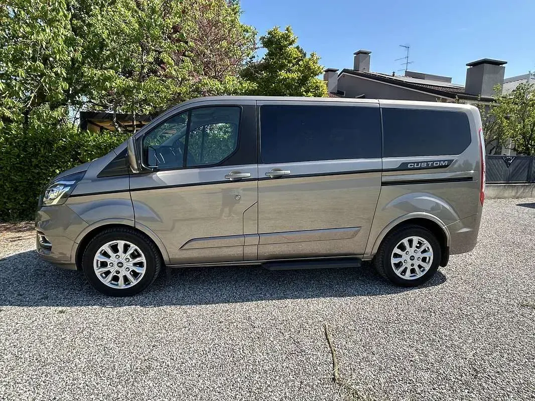 Usata Ford Tourneo Custom Titanium 133 CV (97 kW) 2018 Beige Furgone