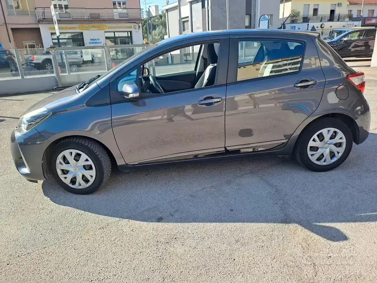 Usata Toyota Yaris Lounge 69 CV (50 kW) 2017 Grigio Berlina