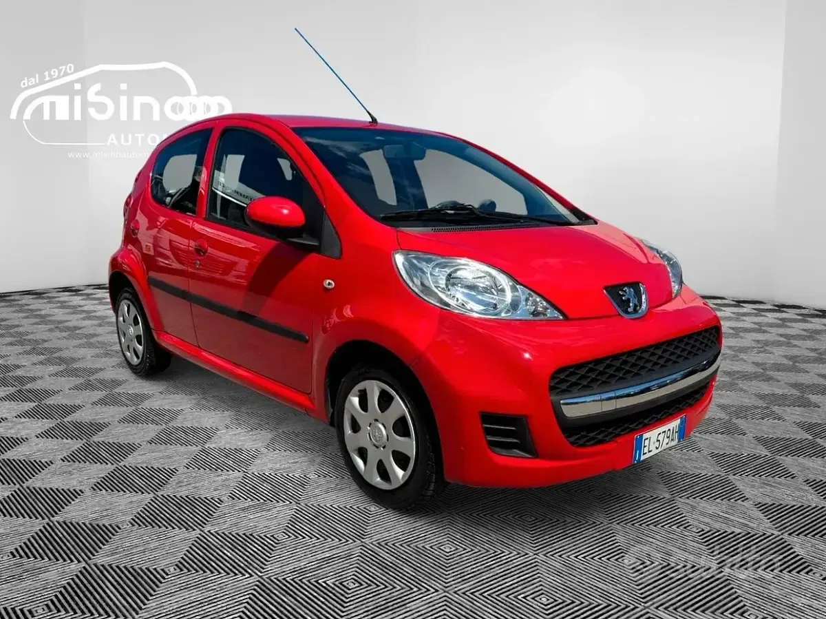Gebraucht Peugeot 107 Active 68 PS (50 kW) 2012 Rot Kleinwagen