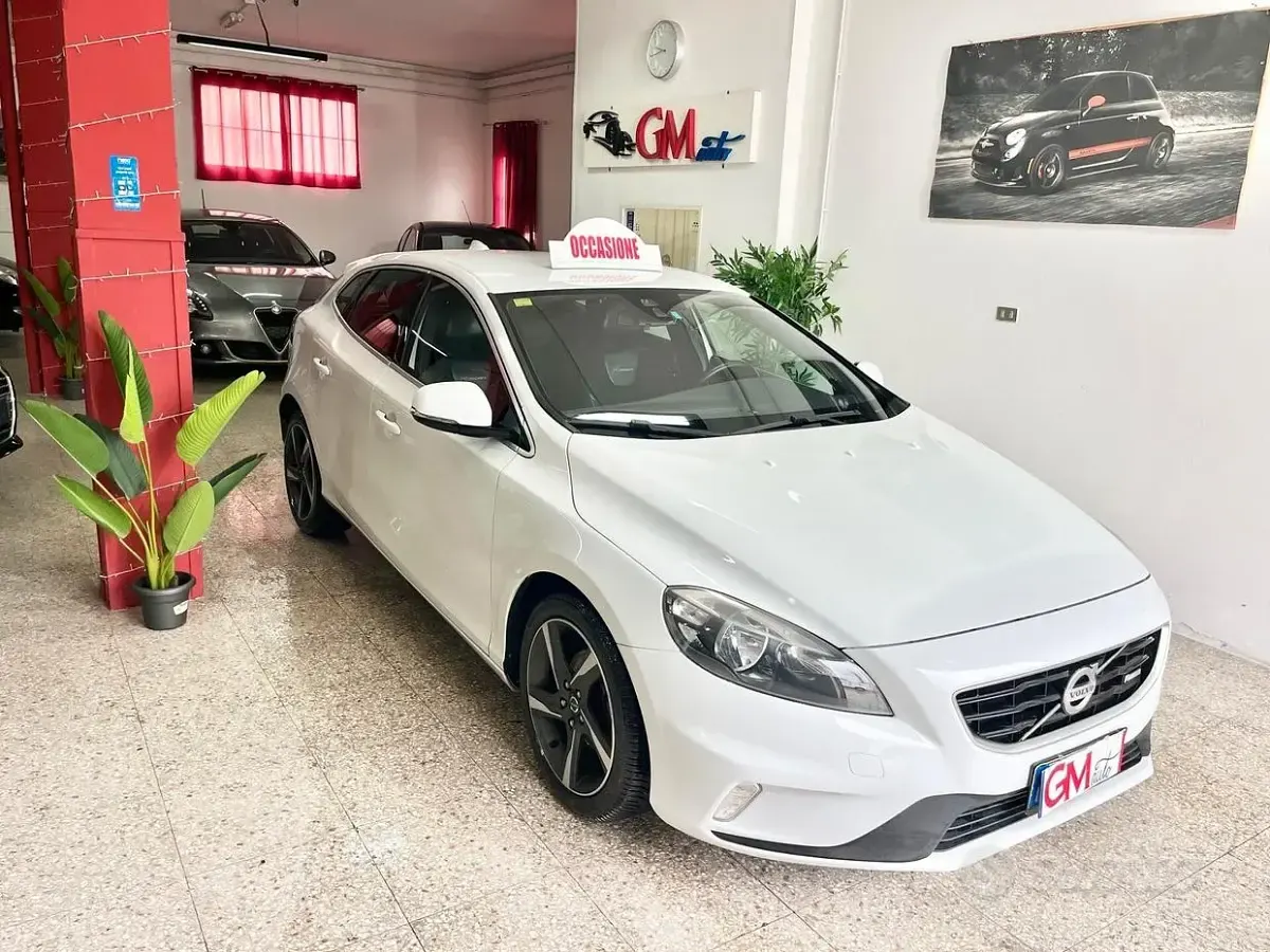 Usata Volvo V40 R-Design Kinetic 115 CV (84 kW) 2013 Bianco Berlina