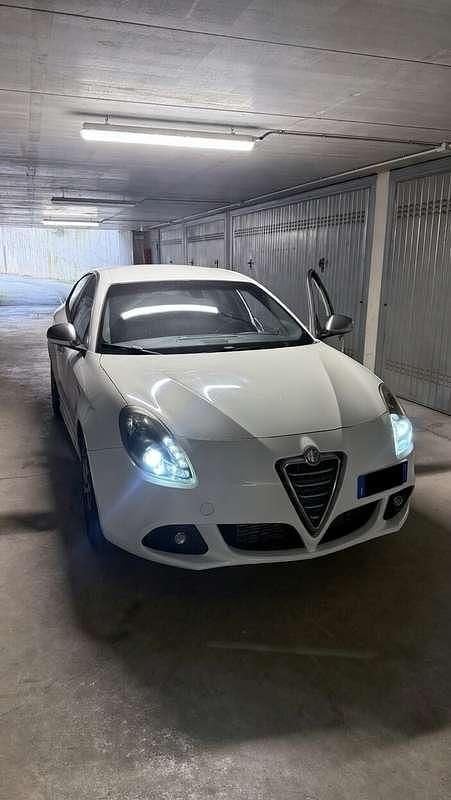 Usata Alfa Romeo Giulietta Distinctive 140 CV (102 kW) 2013 Bianco Utilitaria