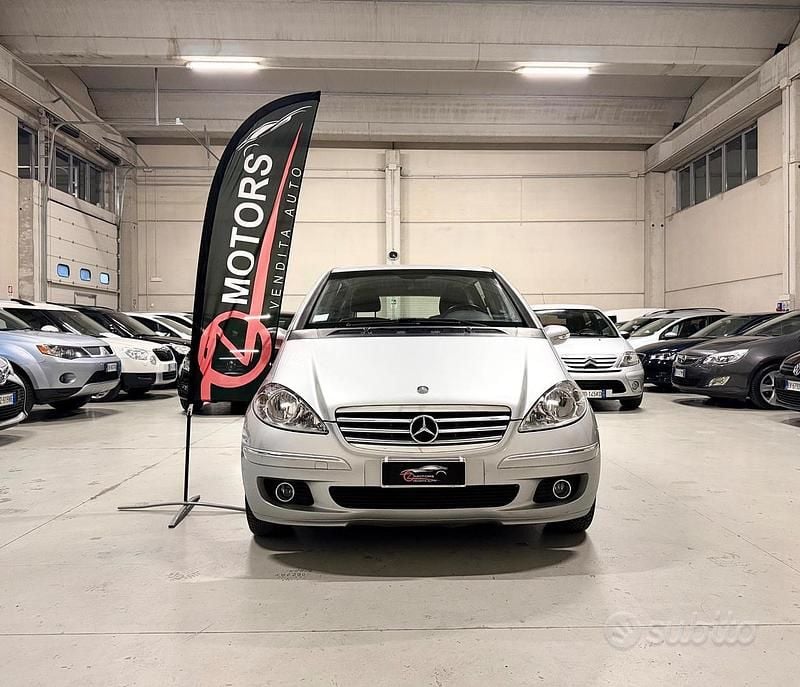 Grigio Usata 2006 Mercedes A150 Elegance Tre volumi | 3900 € (Buon prezzo) - Immagine 1/4