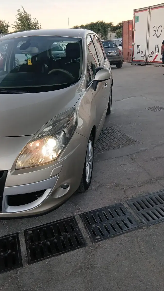 Usata Renault Scenic E-Tech Luxe 110 CV (80 kW) 2010 Oro Monovolume