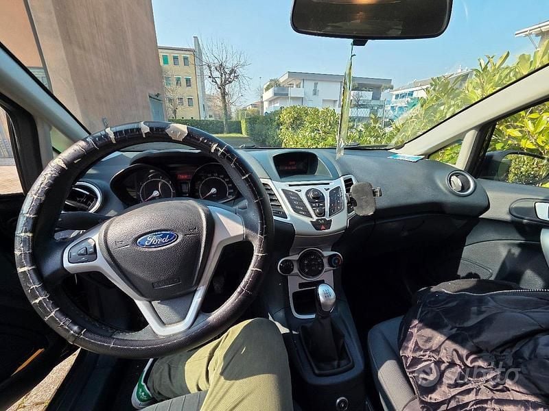 Usata Ford Fiesta 96 CV (70 kW) 2011 Nero Utilitaria