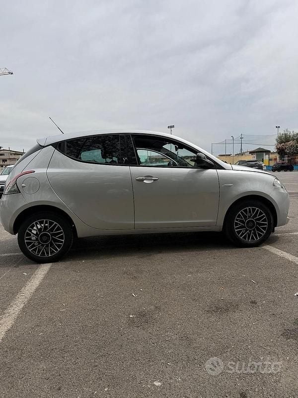 Usata Lancia Ypsilon 95 CV (69 kW) 2017 Grigio Utilitaria