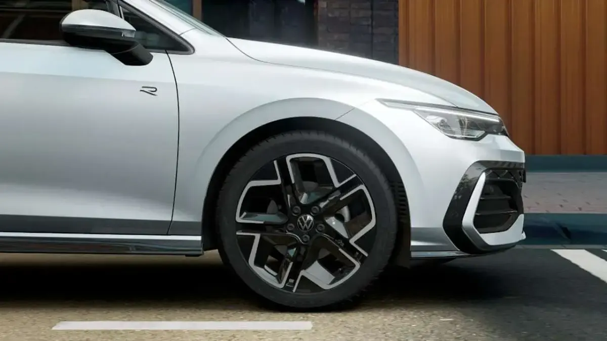 Nuova VW Golf VIII R-line Plus 150 CV (110 kW) 2026 Dolomite silver metallizzato Berlina