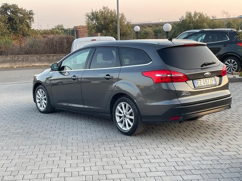 Usata Ford Focus 120 CV (88 kW) 2015 Grigio Station wagon