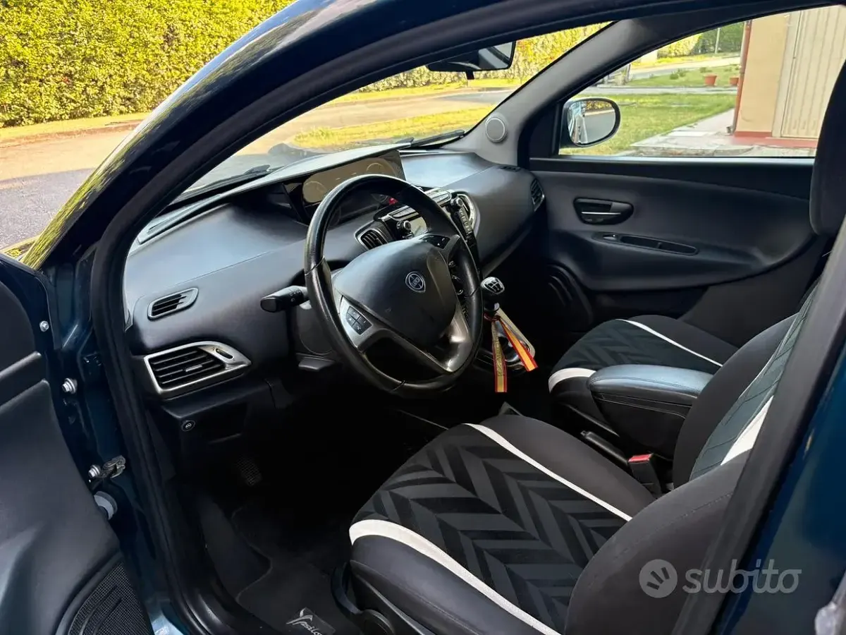Usata Lancia Ypsilon Gold 69 CV (50 kW) 2018 Blu Utilitaria