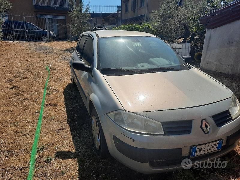 Grigio Usata 2004 Renault Mégane II Tre volumi | 1200 € (Ottimo prezzo) - Immagine 1/4