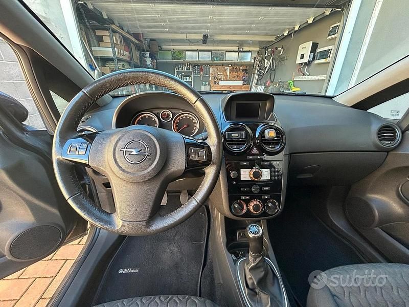 Usata Opel Corsa 95 CV (69 kW) 2013 Nero Utilitaria