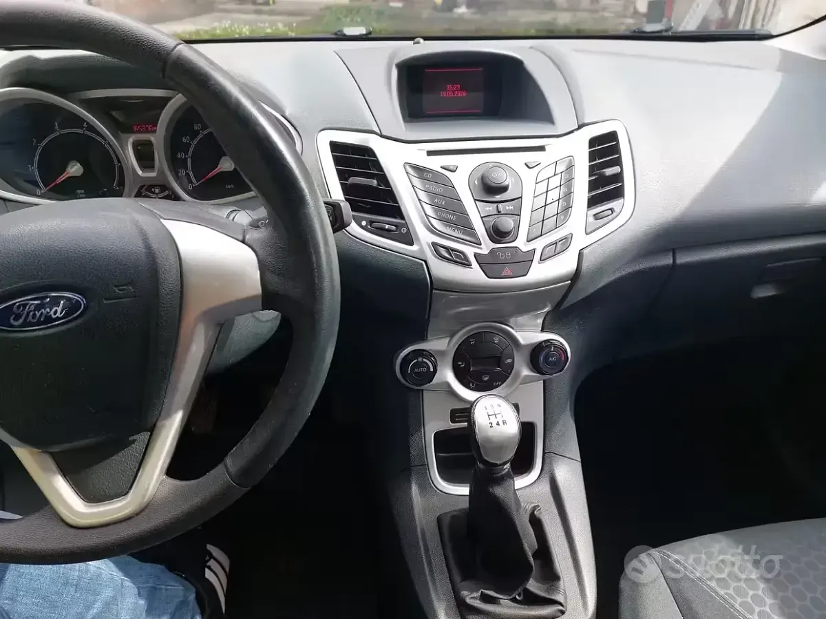 Usata Ford Fiesta Titanium 82 CV (60 kW) 2009 Grigio Utilitaria