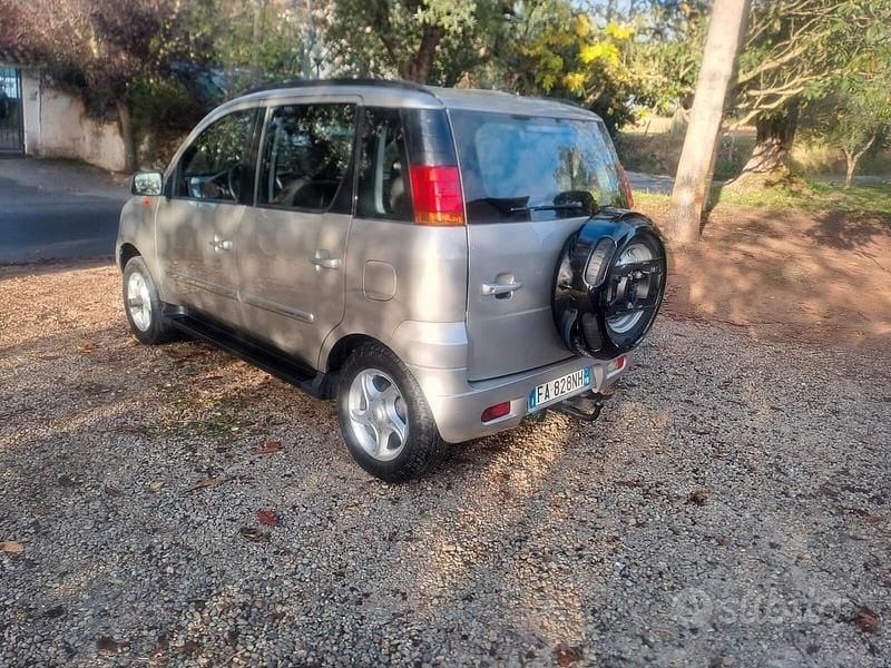 Usata Mahindra Quanto 119 CV (87 kW) 2016 Grigio SUV