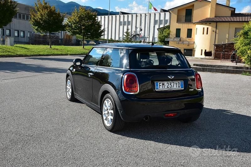 Begagnad Mini ONE 75 HK (55 kW) 2017 Svart Halvkombi