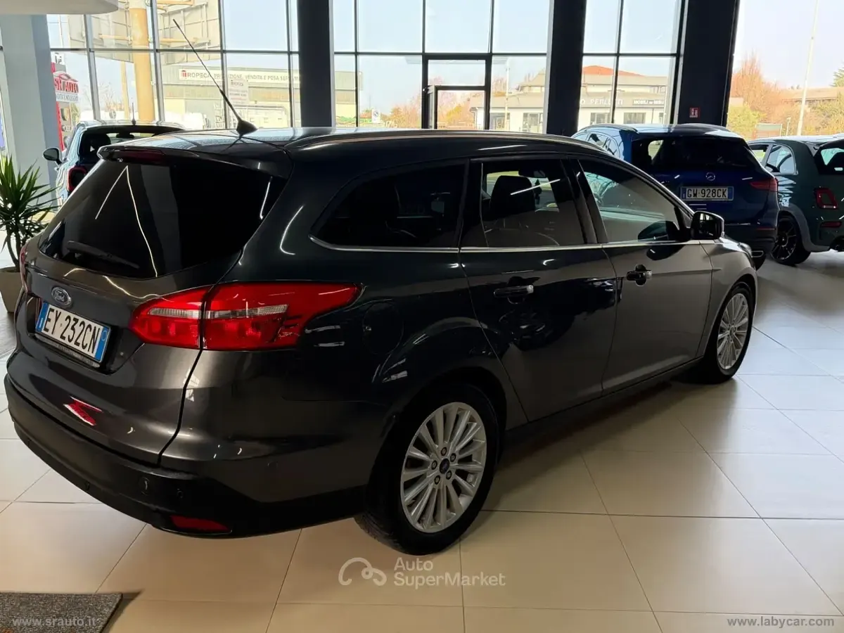 Begagnad Ford Focus Titanium 120 HK (88 kW) 2015 Grå Kombi