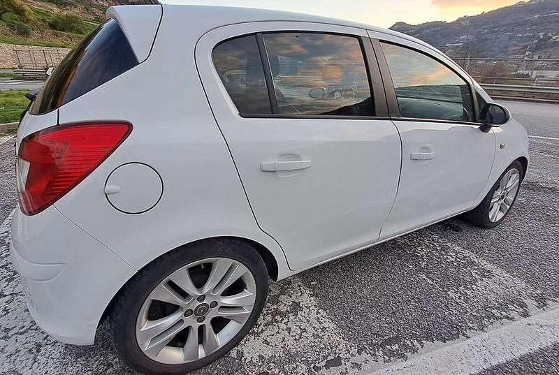 Usata Opel Corsa Cosmo 95 CV (69 kW) 2011 Bianco Berlina
