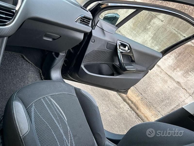 Usata Peugeot 208 68 CV (50 kW) 2014 Nero Utilitaria