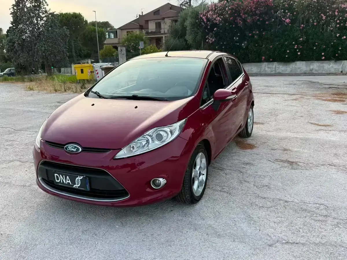 Usata Ford Fiesta 82 CV (60 kW) 2011 Rosso Berlina