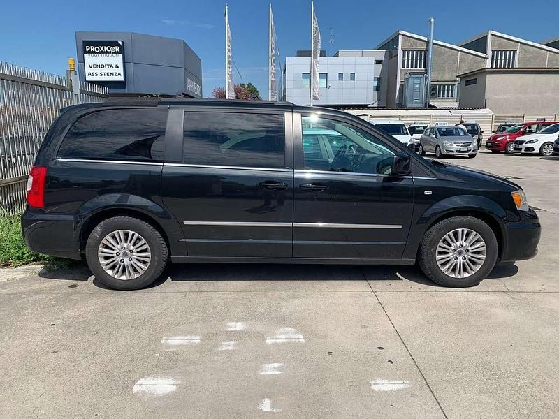 Usata Lancia Voyager Gold 163 CV (119 kW) 2012 Nero Monovolume