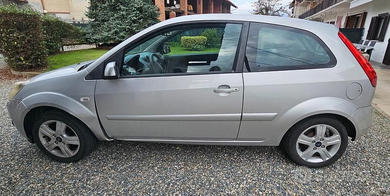 Usata Ford Fiesta 73 CV (53 kW) 2008 Grigio Utilitaria