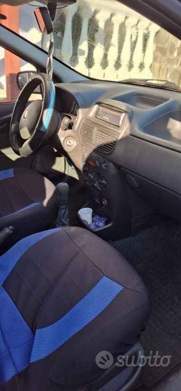 Grigio Usata 2010 Fiat Punto Due volumi | 1500 € (Ottimo prezzo) - Immagine 1/4