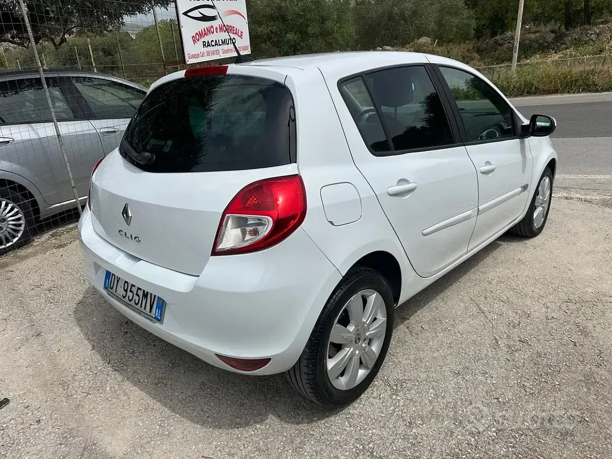 Brugt Renault Clio II Dynamique 101 HK (74 kW) 2011 Hvid Sedan