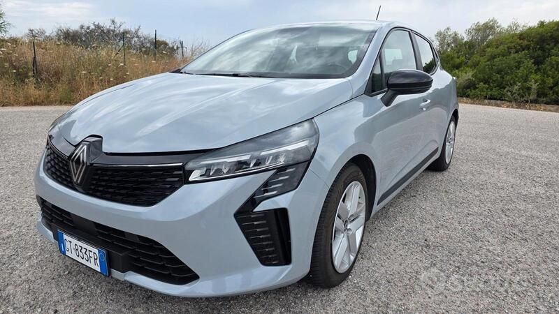 Grigio Usata 2024 Renault Clio V Evolution Due volumi | 14.700 € (Buon prezzo) - Immagine 1/4