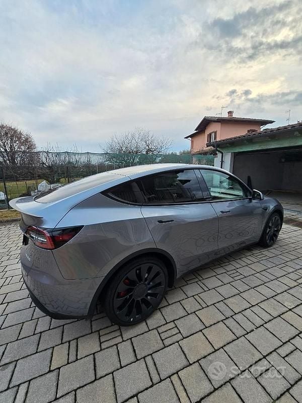 Usata Tesla Model Y Performance 392 kW (534 CV) 2023 Grigio SUV
