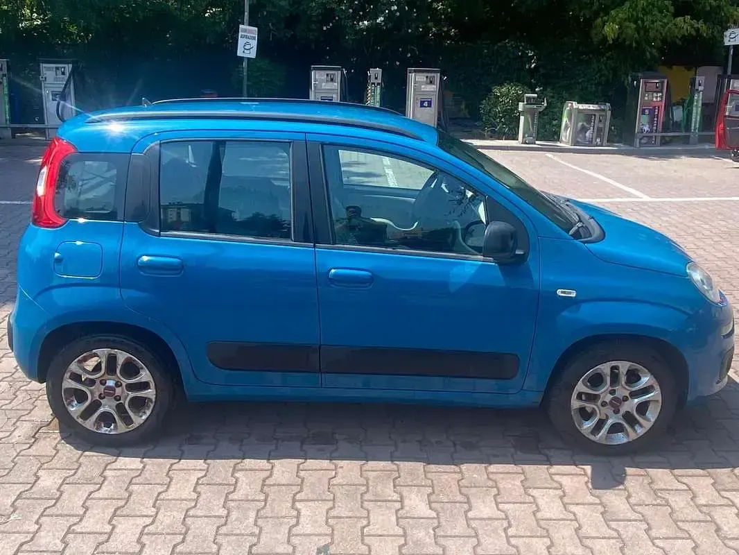 Usata Fiat Panda Lounge 69 CV (50 kW) 2012 Blu/azzurro Utilitaria