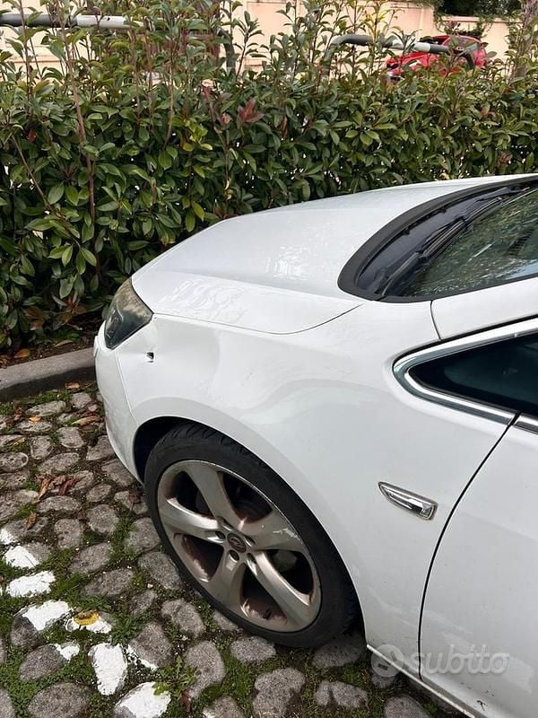 Usata Opel Astra 180 CV (132 kW) 2010 Bianco Berlina