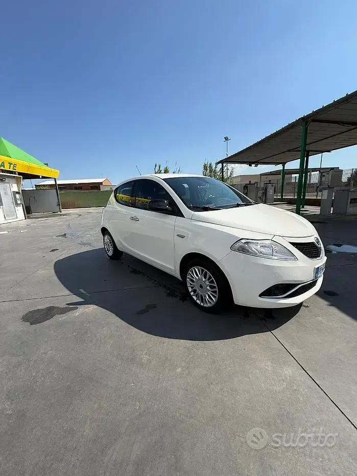 Usata Lancia Ypsilon 95 CV (69 kW) 2016 Bianco Utilitaria