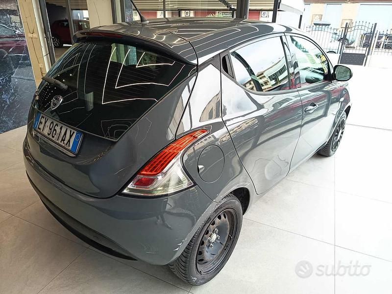 Usata Lancia Ypsilon Gold 69 CV (50 kW) 2015 Grigio scuro Utilitaria
